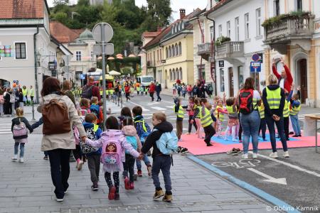 Otroci kamniških šol in vrtcev rajali na Glavnem trgu in se učili o trajnostni mobilnosti (107)